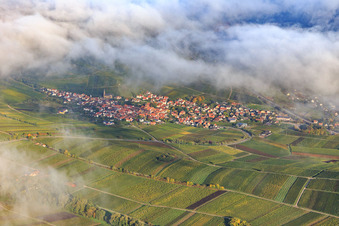 Vue aérienne de Vue du village viticole sous les nuages à Birkweiler dans le département Rhénanie-Palatinat, Allemagne