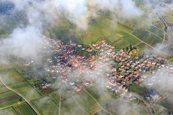 Vue aérienne de Vue du village viticole sous les nuages depuis le sud-est à Birkweiler dans le département Rhénanie-Palatinat, Allemagne