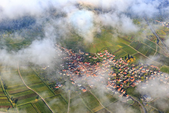 Vue aérienne de Vue du village viticole sous les nuages depuis le sud-est à Birkweiler dans le département Rhénanie-Palatinat, Allemagne
