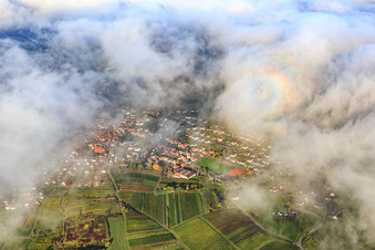 Vue aérienne de Vue de la ville sous les nuages depuis l'est avec l'église paroissiale catholique de Saint-Étienne à Albersweiler dans le département Rhénanie-Palatinat, Allemagne