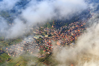 Vue aérienne de Vue de la ville sous les nuages depuis le nord-est à Albersweiler dans le département Rhénanie-Palatinat, Allemagne