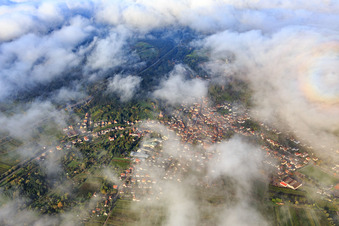 Vue aérienne de Vue de la ville sous les nuages depuis le nord à Albersweiler dans le département Rhénanie-Palatinat, Allemagne