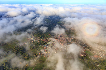 Vue aérienne de Vue d'ensemble de l'endroit sous les nuages du nord à Albersweiler dans le département Rhénanie-Palatinat, Allemagne
