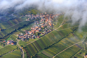 Vue aérienne de Vue du village viticole sous les nuages depuis le nord à Ranschbach dans le département Rhénanie-Palatinat, Allemagne