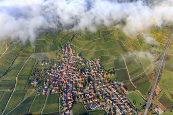 Vue aérienne de Vue du village viticole de Keschdebusch sous les nuages depuis l'est à Birkweiler dans le département Rhénanie-Palatinat, Allemagne
