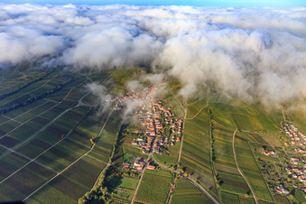 Vue aérienne de Vue du village viticole sous les nuages depuis l'est à Ranschbach dans le département Rhénanie-Palatinat, Allemagne