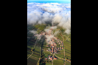 Vue aérienne de Vue du village viticole sous les nuages depuis l'est à Ranschbach dans le département Rhénanie-Palatinat, Allemagne