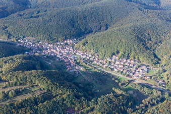 Vue aérienne de Vue sur le village à Waldrohrbach dans le département Rhénanie-Palatinat, Allemagne
