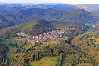 Vue aérienne de Vue du village dans la forêt du Palatinat depuis le sud à Wernersberg dans le département Rhénanie-Palatinat, Allemagne
