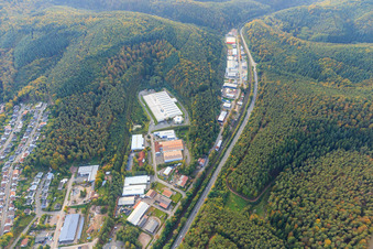 Vue aérienne de Zone industrielle Alte Bundesstraße avec l'usine Hauenstein de Schumacher Packaging GmbH, Gottardo Logistics et Josef Seibel Schuhfabrik GmbH à Hauenstein dans le département Rhénanie-Palatinat, Allemagne