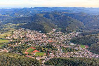 Vue aérienne de La ville de la chaussure vue du nord à Hauenstein dans le département Rhénanie-Palatinat, Allemagne