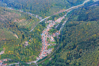 Vue aérienne de Vue de la vallée de Queichtal sous la B10 depuis l'ouest à Rinnthal dans le département Rhénanie-Palatinat, Allemagne