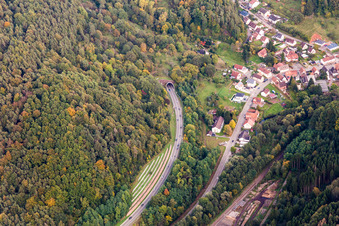 Vue aérienne de Entrée et sortie du tunnel B48 dans l'étroite vallée de la Queich à Rinnthal dans le département Rhénanie-Palatinat, Allemagne