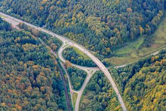 Vue aérienne de Sortie B48 de la B10 à Rinnthal dans le département Rhénanie-Palatinat, Allemagne