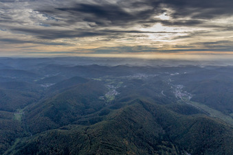 Vue aérienne de Paysage forestier et montagneux de la forêt du Palatinat au coucher du soleil entre Spirkelbach et Wilgartswiesen à Spirkelbach dans le département Rhénanie-Palatinat, Allemagne