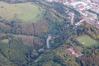 Vue aérienne de Portail du tunnel B48 à le quartier Sarnstall in Annweiler am Trifels dans le département Rhénanie-Palatinat, Allemagne