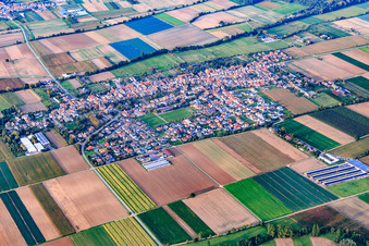 Vue aérienne de Vue d'ensemble du village avec le terrain de sport du SV Gommersheim 1945 eV au centre depuis le sud-ouest à Gommersheim dans le département Rhénanie-Palatinat, Allemagne