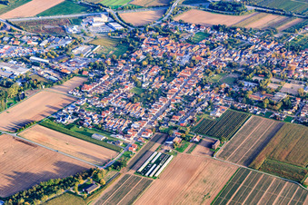 Vue aérienne de Vue de la ville sur la B9 depuis le nord à Schwegenheim dans le département Rhénanie-Palatinat, Allemagne