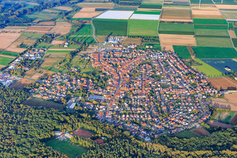 Vue aérienne de Vue de la ville depuis l'ouest à Harthausen dans le département Rhénanie-Palatinat, Allemagne