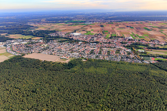 Vue aérienne de Vue de la ville depuis le nord-ouest à Bellheim dans le département Rhénanie-Palatinat, Allemagne