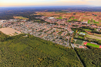 Vue aérienne de Vue de la ville depuis le nord-ouest à Bellheim dans le département Rhénanie-Palatinat, Allemagne