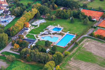 Vue aérienne de Parc aquatique Bellheim avec parking pour camping-cars à Bellheim dans le département Rhénanie-Palatinat, Allemagne