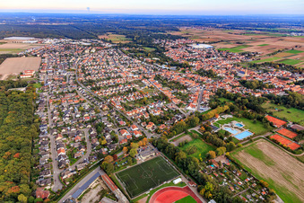 Vue aérienne de Vue de la ville depuis l'ouest à Bellheim dans le département Rhénanie-Palatinat, Allemagne