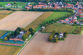 Vue aérienne de Buchenhof, Herxheimweyher et la chapelle des Pauvres Âmes sur Knittelsheimer Weg à Herxheimweyher dans le département Rhénanie-Palatinat, Allemagne