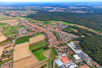 Vue aérienne de Vue de la ville depuis l'ouest à Hatzenbühl dans le département Rhénanie-Palatinat, Allemagne