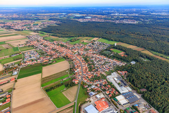 Vue aérienne de Vue de la ville depuis l'ouest à Hatzenbühl dans le département Rhénanie-Palatinat, Allemagne