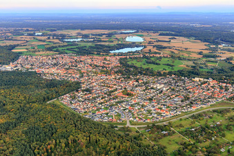 Vue aérienne de Vue de la ville depuis l'ouest à Jockgrim dans le département Rhénanie-Palatinat, Allemagne