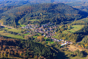 Vue aérienne de Vue du village de Wieslautertal depuis le sud-est à Niederschlettenbach dans le département Rhénanie-Palatinat, Allemagne