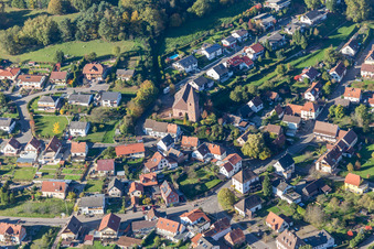 Vue aérienne de Bâtiment d'église au centre du village à Niederschlettenbach dans le département Rhénanie-Palatinat, Allemagne