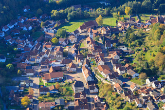 Vue aérienne de Centre du village avec l'église Saint-Pierre-et-Paul à Bundenthal dans le département Rhénanie-Palatinat, Allemagne