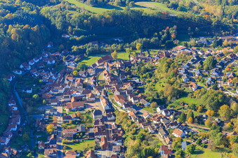 Vue aérienne de Centre du village avec l'église Saint-Pierre-et-Paul à Bundenthal dans le département Rhénanie-Palatinat, Allemagne