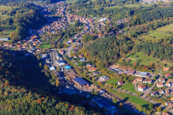 Vue aérienne de Zone industrielle Industriestraße avec Burkhart Gebrüder GmbH, Autohaus Schlosser à Bundenthal dans le département Rhénanie-Palatinat, Allemagne