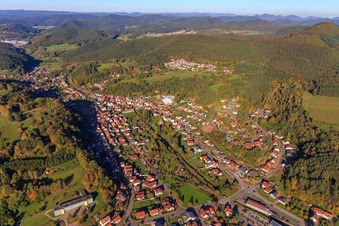Vue aérienne de Vue d'ensemble du village de Wieslautertal depuis le sud à Bruchweiler-Bärenbach dans le département Rhénanie-Palatinat, Allemagne
