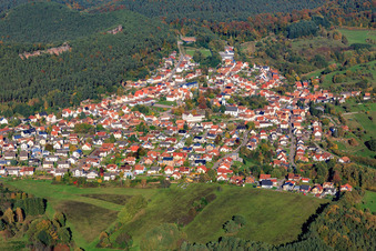 Vue aérienne de Vue du village dans la forêt du Palatinat depuis le sud-ouest à Busenberg dans le département Rhénanie-Palatinat, Allemagne