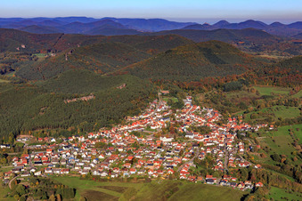 Vue aérienne de Vue du village dans la forêt du Palatinat depuis le sud-ouest à Busenberg dans le département Rhénanie-Palatinat, Allemagne