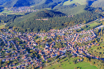 Vue aérienne de Vue de la ville depuis le sud à Busenberg dans le département Rhénanie-Palatinat, Allemagne