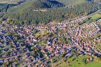 Vue aérienne de Vue de la ville depuis le sud à Busenberg dans le département Rhénanie-Palatinat, Allemagne