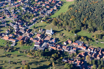 Vue aérienne de Vue sur le village à Schindhard dans le département Rhénanie-Palatinat, Allemagne