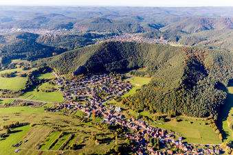 Vue aérienne de Champs agricoles et terres agricoles à Schindhard dans le département Rhénanie-Palatinat, Allemagne