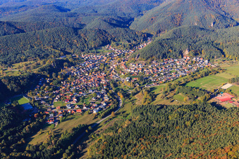 Vue aérienne de Vue de la ville depuis le sud à Erfweiler dans le département Rhénanie-Palatinat, Allemagne
