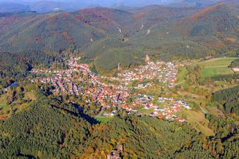 Vue aérienne de Vue de la ville depuis le sud à Erfweiler dans le département Rhénanie-Palatinat, Allemagne
