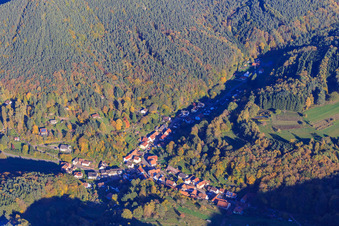 Vue aérienne de Vue du village dans la forêt du Palatinat depuis l'ouest à Dimbach dans le département Rhénanie-Palatinat, Allemagne