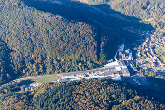 Vue oblique de Locaux de l'usine de Kartonfabrik Buchmann GmbH à le quartier Sarnstall in Annweiler am Trifels dans le département Rhénanie-Palatinat, Allemagne