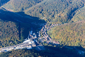 Locaux de l'usine de Kartonfabrik Buchmann GmbH à le quartier Sarnstall in Annweiler am Trifels dans le département Rhénanie-Palatinat, Allemagne d'en haut