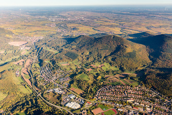 Vue aérienne de Vue des rues et des maisons dans les quartiers résidentiels à le quartier Queichhambach in Annweiler am Trifels dans le département Rhénanie-Palatinat, Allemagne