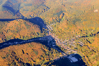 Vue aérienne de Vue de la ville depuis le sud-ouest à Ramberg dans le département Rhénanie-Palatinat, Allemagne